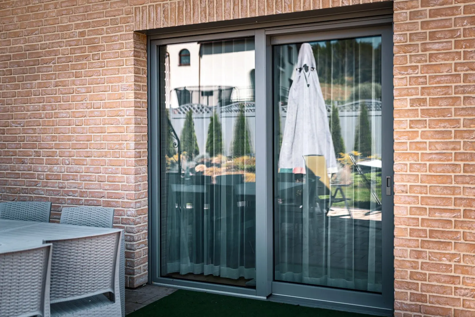 Inspiration, European project overseas: large aluminum lift-and-slide door