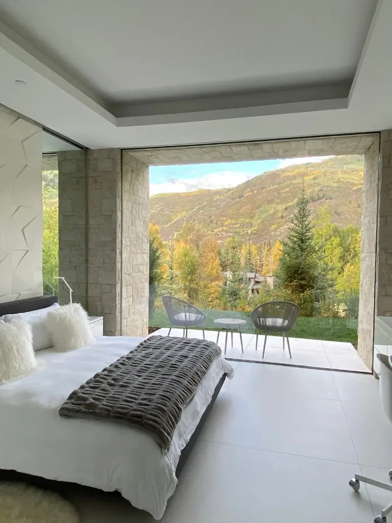 Bedroom with a large opening onto a mountain view
