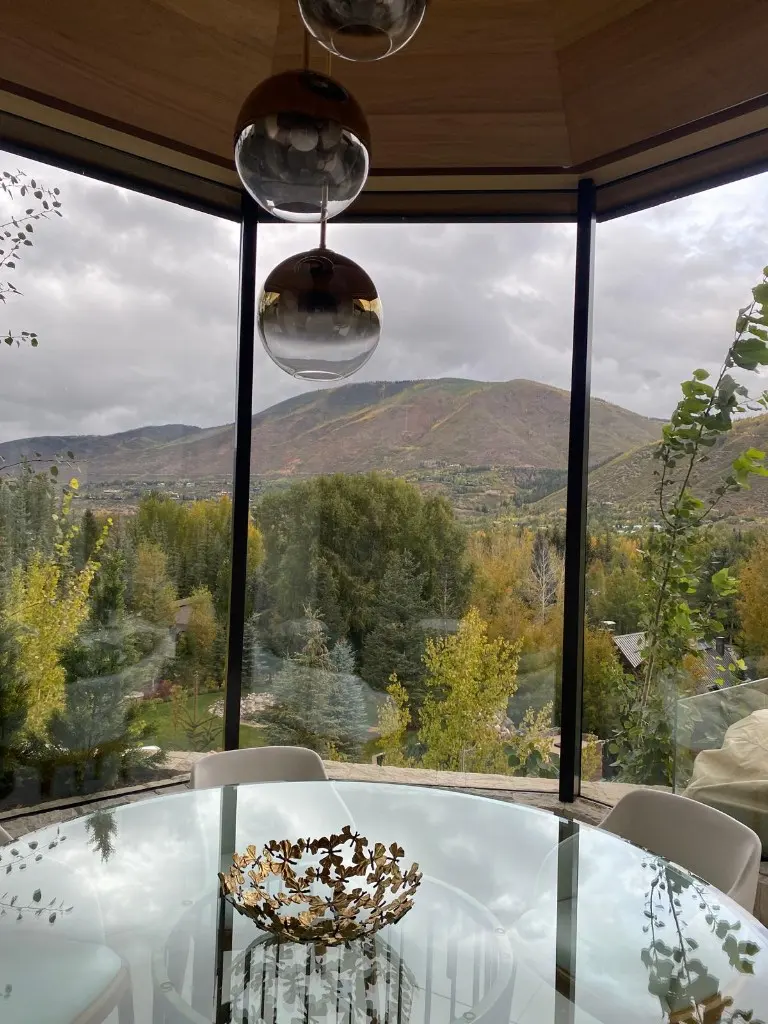 Dining bay with dark frames and a mountain view
