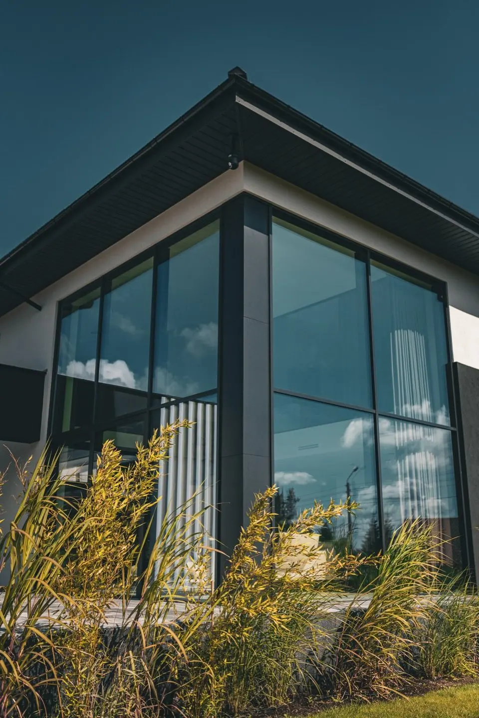 Inspiration, European project overseas: tall aluminum glazing on a low-energy house