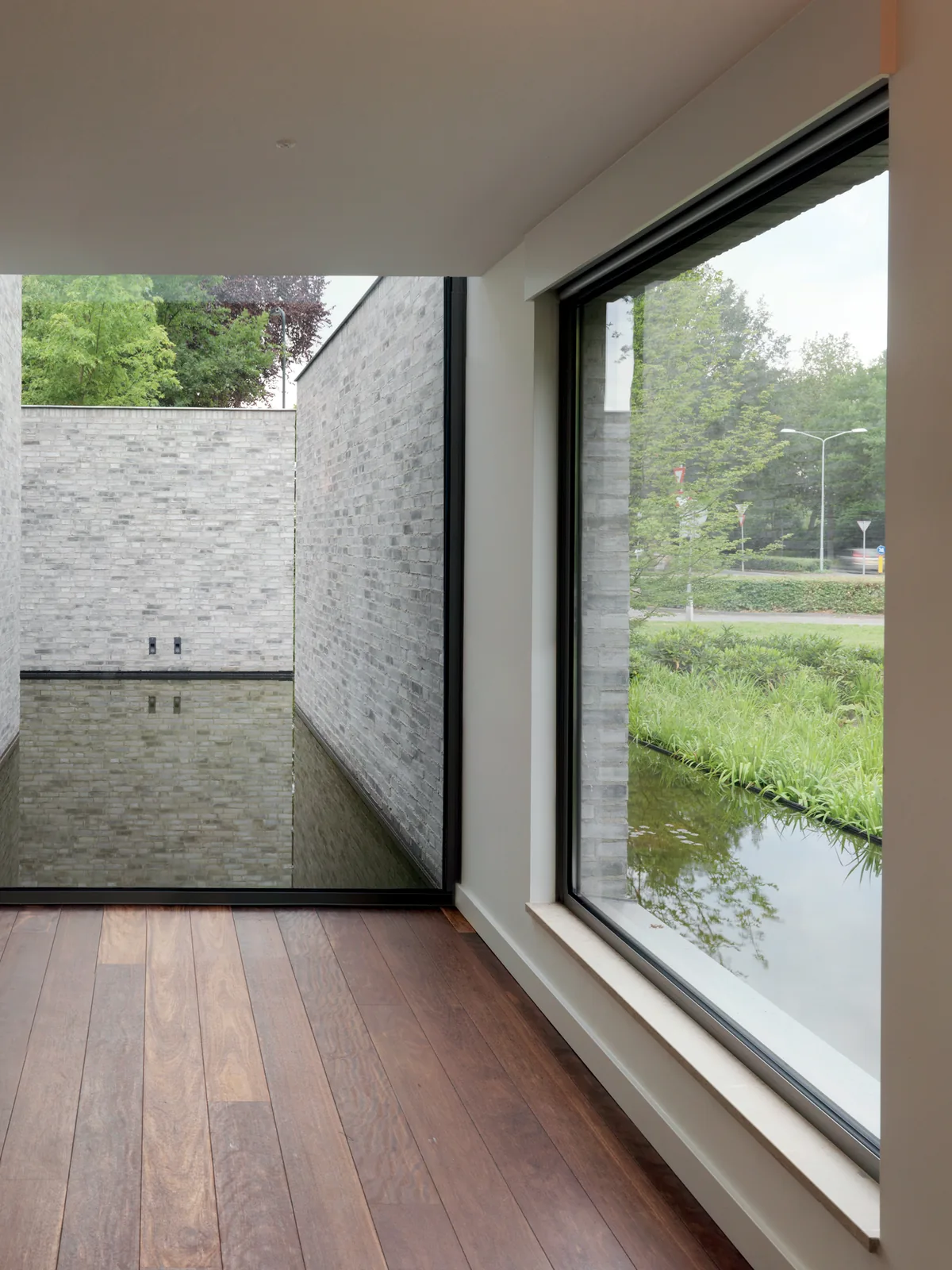 MasterLine 8 Elite aluminum window, large dark-framed glazing beside a hallway