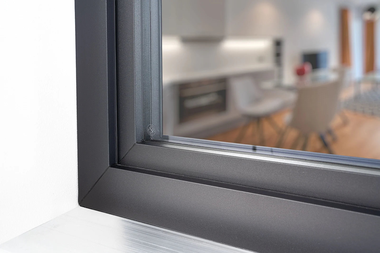 P-500 uPVC window, anthracite, close-up of the square-edged frame and sash corner