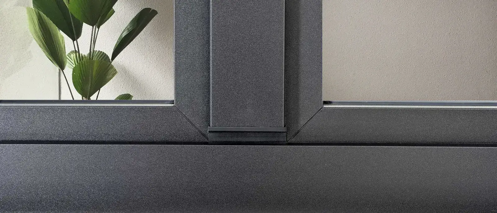 P-500 uPVC window, anthracite, close-up of the square-edged sashes meeting at the mullion