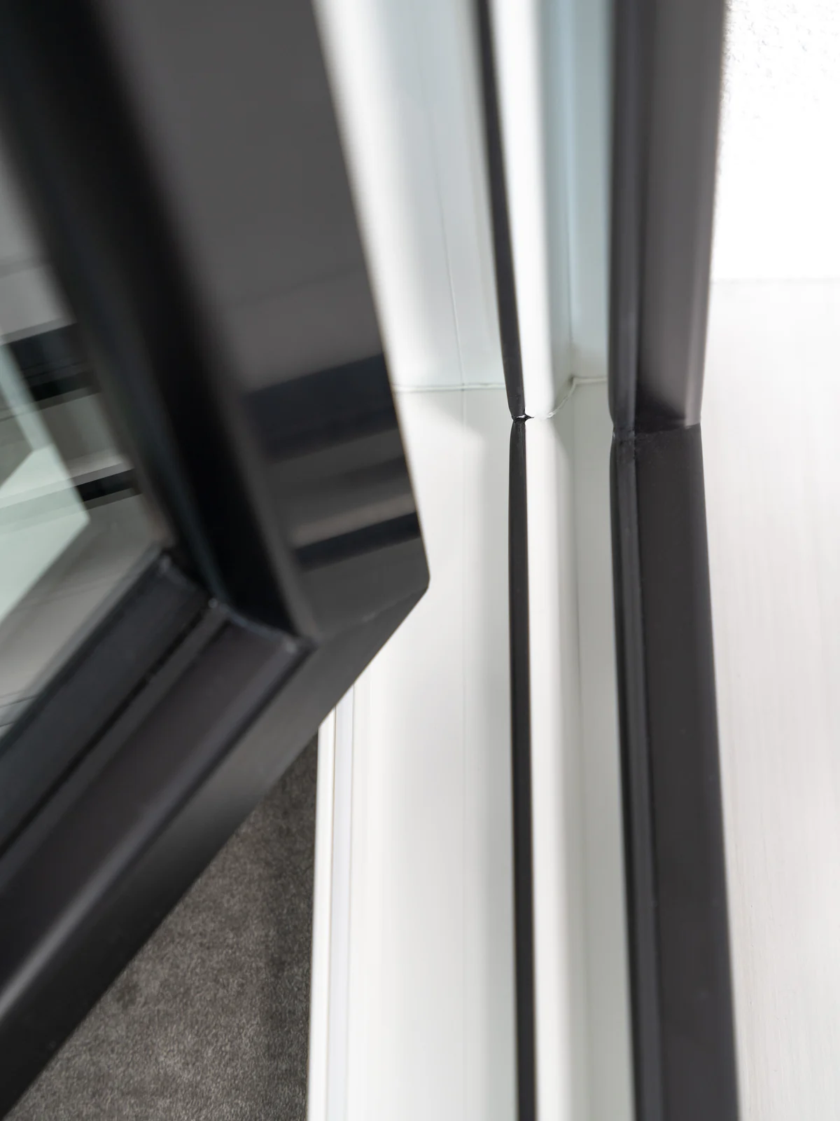 P-700 uPVC window, anthracite, close-up of the frame and sash corner